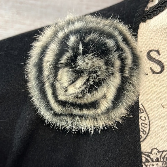 Black Cape Rex Rabbit Fur Rosettes No Sleeves One Size Elegant Roses - Picture 5 of 8